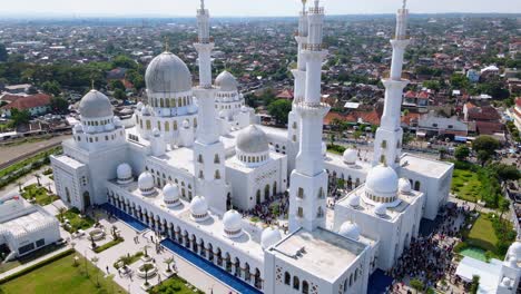 Luftaufnahme-Der-Scheich-Zayid-Moschee,-Surakarta,-Zentral-Java,-Indonesien