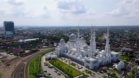 Luftaufnahme-Der-Großen-Scheich-Zayid-Moschee-Bei-Tag-Mit-Bewölktem-Himmel-Im-Hintergrund,-Surakarta,-Zentral-Java,-Indonesien---Weiße-Moschee-Aus-Der-Luft