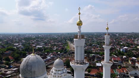 Luftaufnahme-Des-Minaretts-Der-Scheich-Zayid-Moschee-Vor-Bewölktem-Himmel,-Solo,-Zentral-Java,-Indonesien