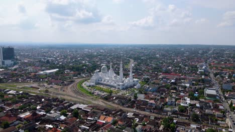 Luftaufnahme-Der-Großen-Scheich-Zayid-Moschee-Während-Des-Tages,-Surakarta,-Zentral-Java,-Indonesien---Drohnenaufnahme-Der-Weißen-Moschee