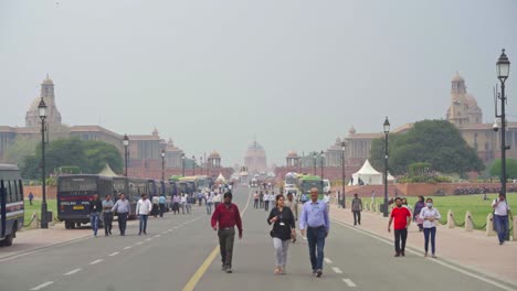 People,-government-employees-walking-down-the-streets-of-Rajpath-Central-Vista-lawns-renamed-as-Kartavya-Path-in-poor-air-quality,-low-visibility,-grey-smog,-foggy-mist-sky
