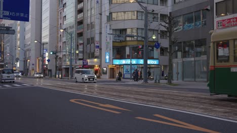 Hiroshima-Straßenbahn-Fährt-Die-Straße-Entlang