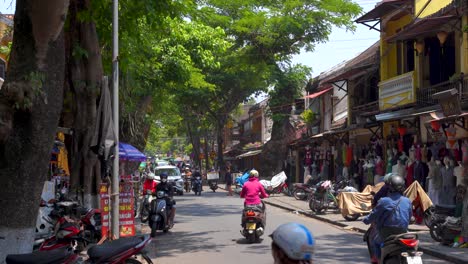 Traffic-with-motorcycles-on-typical-street-in-Vietnam-during-daytime