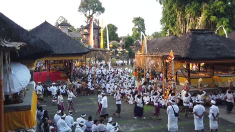 Women-Carry-Fruit-Offerings-on-Their-Heads-Walking-at-Balinese-Temple-Court-in-Samuan-Tiga,-Indonesia,-Traditional-Bali-Hinduism-Ritual