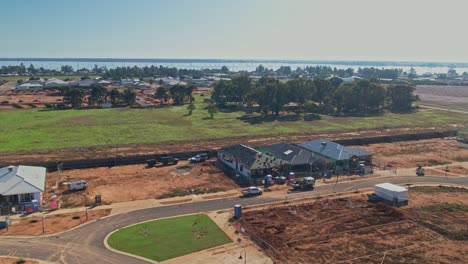 Yarrawonga,-Victoria,-Australia---18-April-2023:-Aerial-view-of-new-houses-under-construction-and-the-Black-Bull-Golf-Club-and-Lake-Mulwala