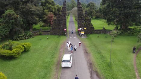 Luftaufnahmen,-In-Einer-Warteschlange-Aufgereihte-Touristen,-Ein-Paar-Posiert-Für-Ein-Instagram-Foto-Am-Handara-Tor,-Einer-Berühmten-Touristenattraktion-Auf-Bali,-Indonesien