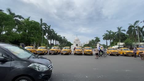 Cientos-De-Taxis-Amarillos-Mantenidos-En-Fila-En-La-Puerta-Del-Victoria-Memorial-Para-El-Rodaje-De-Una-Película-En-El-Sur-De-La-India.