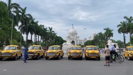 Cientos-De-Taxis-Amarillos-En-La-Puerta-Del-Victoria-Memorial-Para-El-Rodaje-De-Una-Película-En-El-Sur-De-La-India.