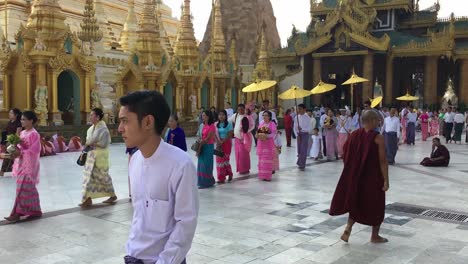 Yangon,-Myanmar---24.-April-2018:-Bunte-Buddhistische-Hochzeitszeremonie-In-Der-Shwedagon-Pagode-In-Yangon,-Myanmar