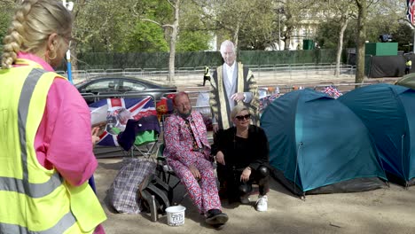 4-May-2023---Royalist-Super-Fan-Wearing-Union-Jack-Suit-Taking-Photos-With-Passer-by-Beside-The-Mall-For-King-Charles-Coronation-Ceremony