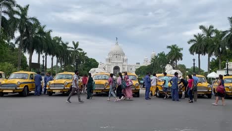 Film-shooting-outside-gate-of-Victoria-Memorial-with-yellow-taxi-and-film-crews