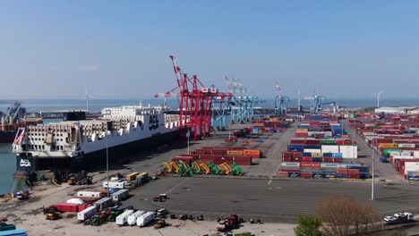 Containerschiffe-Und-Große-Kräne-Am-Containerterminal-Hafen-Von-Liverpool