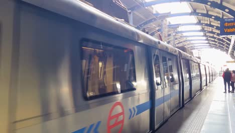 Tren-De-Metro-Llegando-A-La-Estación-Con-Pasajeros-Esperando-Para-Abordar-El-Video-Fue-Tomado-En-La-Estación-De-Metro-De-Vaishali-Nueva-Delhi-India-El-10-De-Abril-De-2022