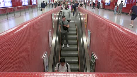 Asiatische-Pendler-Fahren-Auf-Einer-Automatisch-Fahrenden-Rolltreppe-An-Einer-U-Bahn-Station