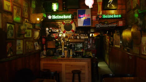 Mini-Mesa-De-Bar-De-Cerveza-En-Un-Pub-Interior-Vacío-En-Un-Día-Laborable-Por-La-Noche