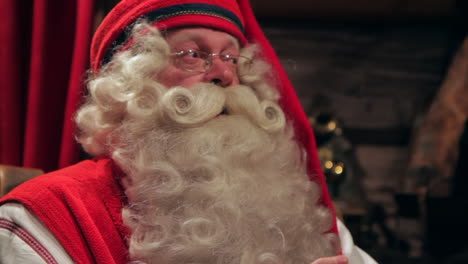 Der-Einzig-Wahre-Weihnachtsmann-Spricht-Ausführlich-über-Die-Wahre-Bedeutung-Von-Weihnachten,-Die-Nichts-Mit-Den-Spielzeugen-Zu-Tun-Hat,-Die-Er-Jedes-Jahr-Liefert