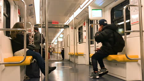 In-Der-Gelben-U-Bahn-Von-Mailand-Ist-Es-Fast-Leer-Und-Es-Gibt-Nur-Wenige-Menschen