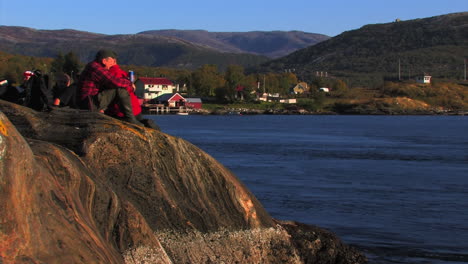 Die-Menschen-Entspannen-Sich-Und-Blicken-Auf-Den-Fjord