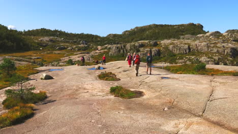 Turistas-Entusiastas-Caminando-Por-El-Púlpito-Preikestolen-De-Forsand-En-El-Condado-De-Rogaland,-Noruega