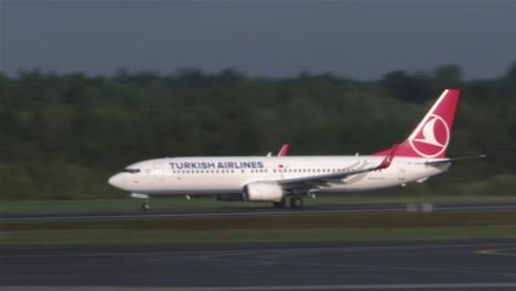 Passagierflugzeuge-Türkischer-Fluggesellschaften-Bewegen-Sich-Auf-Der-Landebahn-Zum-Start-Am-Flughafen-Stockholm-In-Schweden