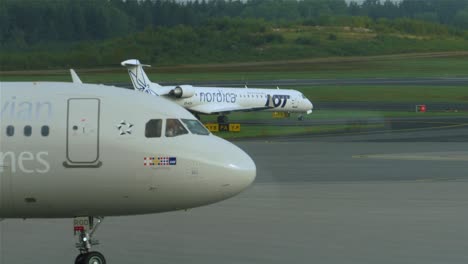 Aviones-De-Pasajeros-De-Polish-Airlines-Moviéndose-En-La-Pista-Para-Ser-Estacionados-En-El-Aeropuerto-De-Estocolmo-En-Suecia
