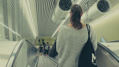Menschen-Auf-Einer-Abwärts-Fahrenden-Rolltreppe-Zur-U-Bahn-Von-Stockholm