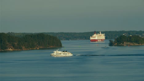 Pequeño-Ferry-Que-Cruza-Un-Estrecho-Entre-Islas-En-El-Archipiélago-De-Estocolmo-Con-Miles-De-Islas.