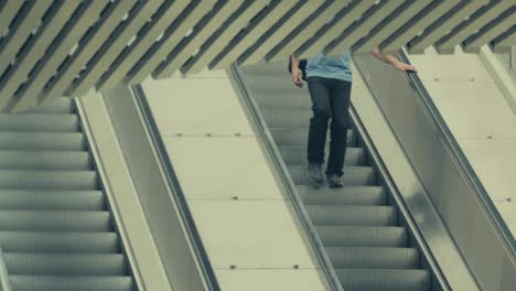 Un-Hombre-Caminando-En-Una-Escalera-Mecánica-Que-Se-Mueve-Hacia-Abajo-En-El-Metro-De-Estocolmo