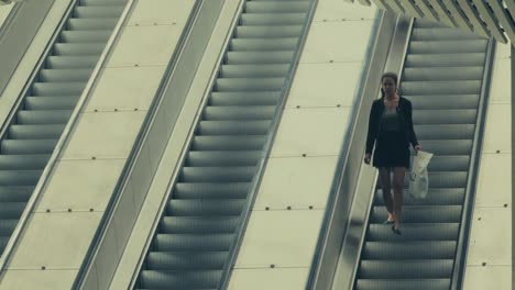 Personas-En-Una-Escalera-Mecánica-Que-Se-Mueve-Hacia-Abajo-En-La-Estación-De-Metro-De-Estocolmo