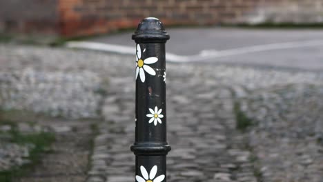 A-pole-flower-art-white