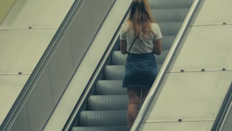 Una-Mujer-Joven-Arreglándose-La-Falda-Mientras-Subía-Una-Escalera-Mecánica-En-El-Metro-De-Estocolmo