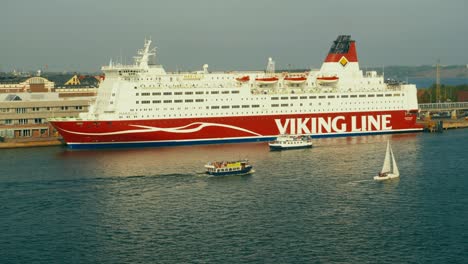 Vista-Aérea-De-Un-Crucero-Viking-Line-Amarrado-En-Helsinki.