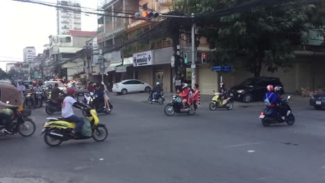 Slow-motion-of-traffic-in-Phnom-Penh,-Cambodia