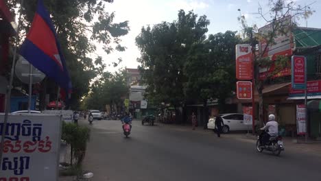Everyday-road-traffic-in-Phnom-Penh,-Cambodia