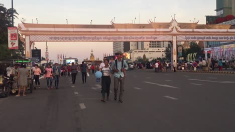 people-walking-down-road-in-Phnom-Penh,-Cambodia