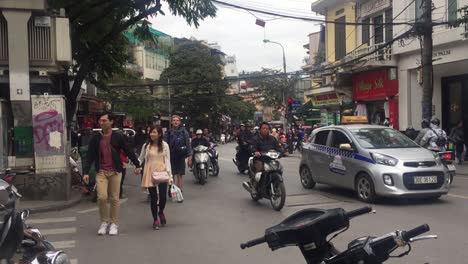 Tráfico-De-Scooters-Y-Automóviles-En-Hanoi,-Vietnam.