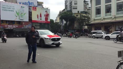 wide-open-intersection-chaos-in-hanoi-vietnam