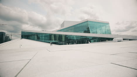 La-ópera-De-Oslo-Y-Su-Hermosa-Arquitectura-Moderna-Es-El-Teatro-De-ópera-Nacional-De-Noruega,-Sede-De-La-ópera-Y-El-Ballet-Nacionales-De-Noruega.
