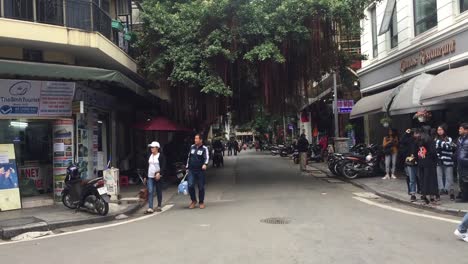 Busy-street-corner-in-Hanoi,-Vietnam