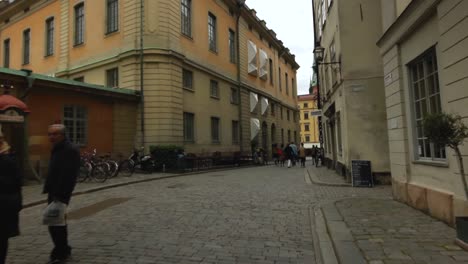 Spaziergang-Durch-Die-Malerische-Altstadt-Von-Stockholm-Mit-Einer-Steadicam