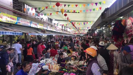 Crowded-Marketplace-in-Da-Nang,-Vietnam