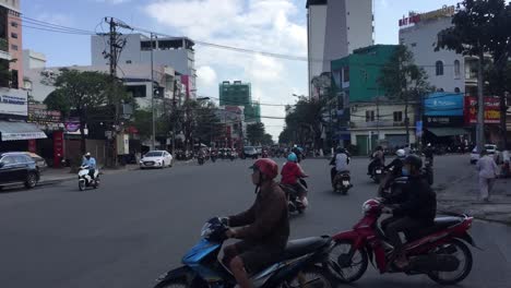 wild-intersection-in-Da-Nang-Vietnam-With-Cars,-Bikes-and-People