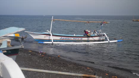 Fischerboot,-Das-Auf-Dem-Wasser-Oben-In-Der-Nähe-Des-Strandes-Im-Norden-Balis-Sitzt