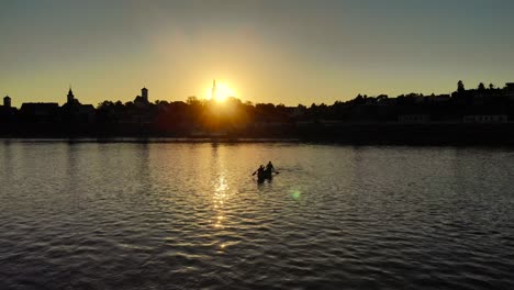 Couple-canoeing-in-the-sunset-on-the-Danube-near-Szentendre,-Hungary