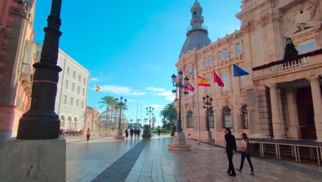 Touristen,-Die-Auf-Dem-Platz-In-Der-Nähe-Des-Rathauses-Von-Cartagena-Spazieren