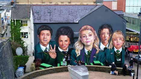 Graffiti-of-kids-wearing-school-uniforms-in-Derry,-Northern-Ireland