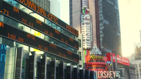 Zeitrafferansicht-Flackernder-Werbetafeln-Und-Hoher-Gebäude-Von-New-York-City-Am-Times-Square