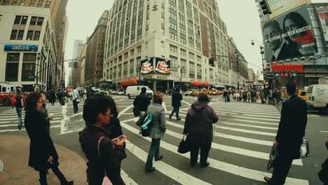 Timelapse-of-pedestrians-crossing-a-busy-New-York-street