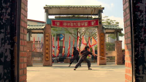 Junge-Chinesische-Mädchen-Führen-Schwerttanz-Im-Innenhof-Der-Kampfkunstschule-Auf