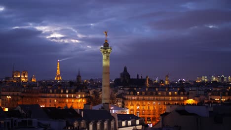 Place-De-La-Bastille-Mit-Eiffelturm-Im-Hintergrund,-Abends-Beleuchtet